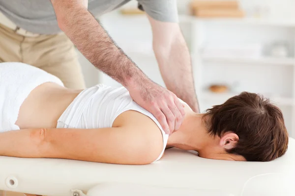 Massagista massageando o pescoço de uma mulher — Fotografia de Stock