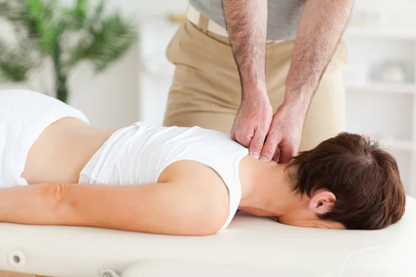 Massaggiatore massaggiando il collo di un cliente — Foto Stock