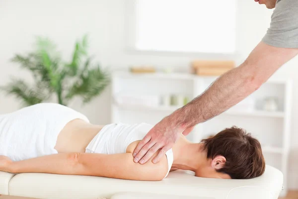 Masseur massant le dos de la femme — Photo