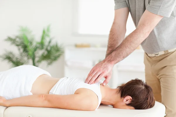 Bir kadın müşterinin geri masaj masör — Stok fotoğraf