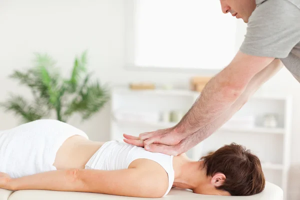 Massagista massagear as costas do cliente feminino — Fotografia de Stock
