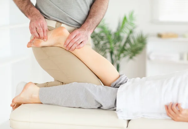 Massagista massageando o pé da mulher — Fotografia de Stock