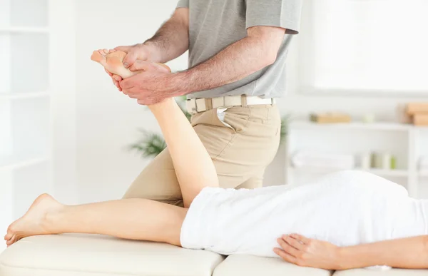 Masseur een vrouw voet masseren — Stockfoto