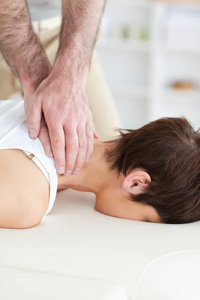 Collo di cliente femminile massaggiato dal massaggiatore — Foto Stock