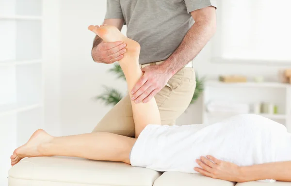 La gamba di una donna viene massaggiata — Foto Stock