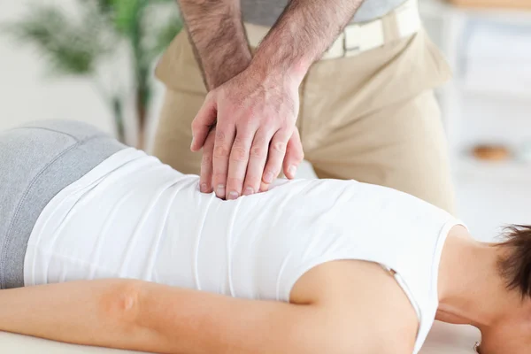 Massaggiatore massaggi schiena del cliente — Foto Stock