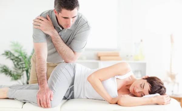 Massagista massageando quadril da mulher — Fotografia de Stock