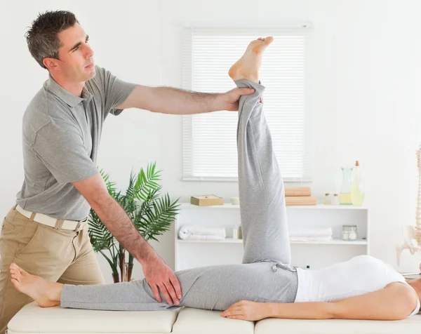 Quiroprático exercitando com um cliente — Fotografia de Stock