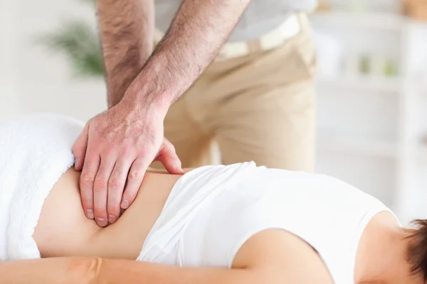 Massagista massagear uma mulher — Fotografia de Stock