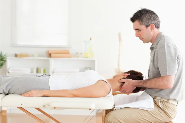 Hoofd van het uitrekken zich vrouw masseur — Stockfoto