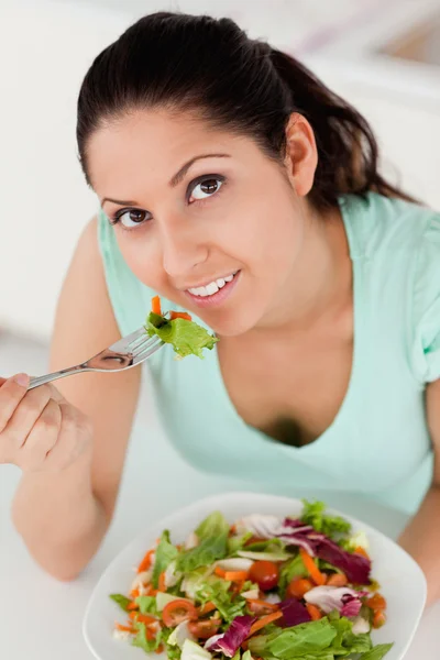 Νεαρή γυναίκα τρώει σαλάτα — Φωτογραφία Αρχείου