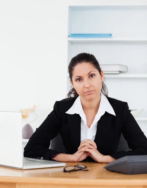 Vertrouwen zakenvrouw zitten in haar kantoor — Stockfoto