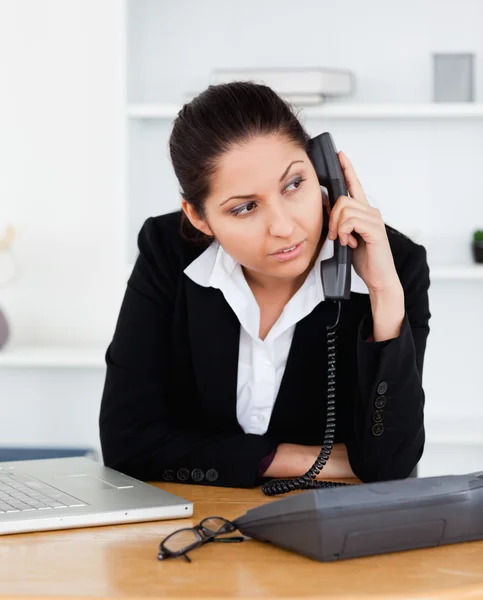 Affärskvinna ringa i office — Stockfoto