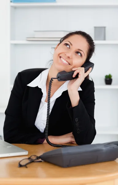 Fröhliche süße Geschäftsfrau telefoniert — Stockfoto