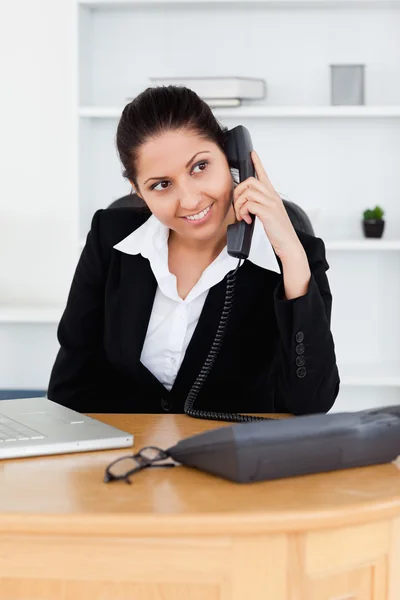 Glimlachende zakenvrouw telefoneren — Stockfoto