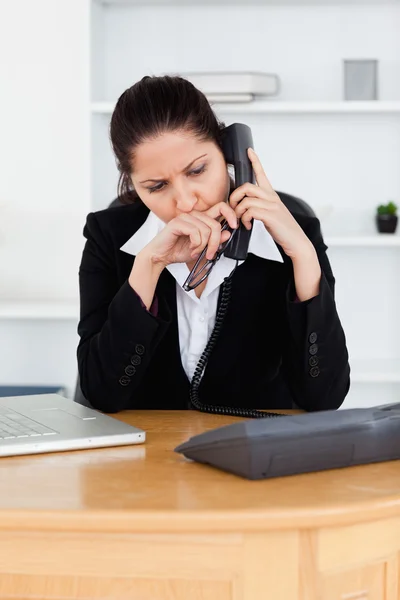 Mulher de negócios insatisfeita telefonando no escritório — Fotografia de Stock