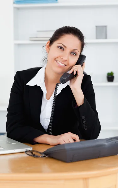 Glimlachende zakenvrouw op telefoon — Stockfoto