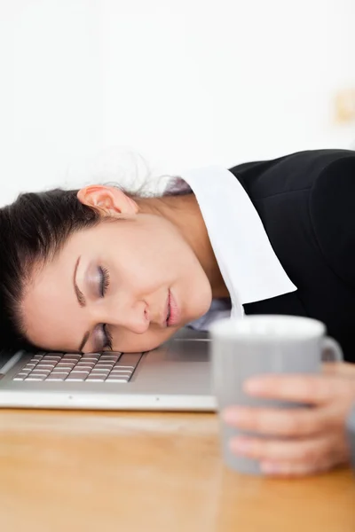Empresária adormecida com a cabeça no laptop — Fotografia de Stock