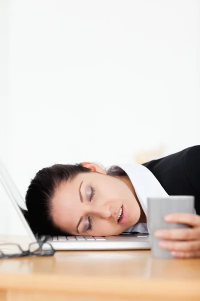 Όμορφη επιχειρηματίας που κοιμάται στο γραφείο — Φωτογραφία Αρχείου