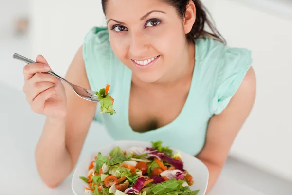 Süße junge Frau isst Salat — Stockfoto