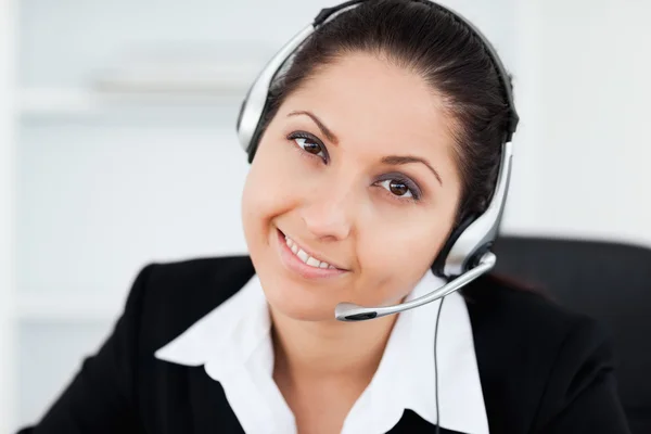 Glimlachende zakenvrouw met headset — Stockfoto