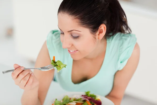 Bella giovane donna mangiare insalata — Foto Stock