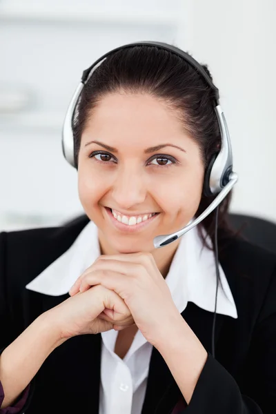 Uśmiechający się operatora w biurze — Zdjęcie stockowe