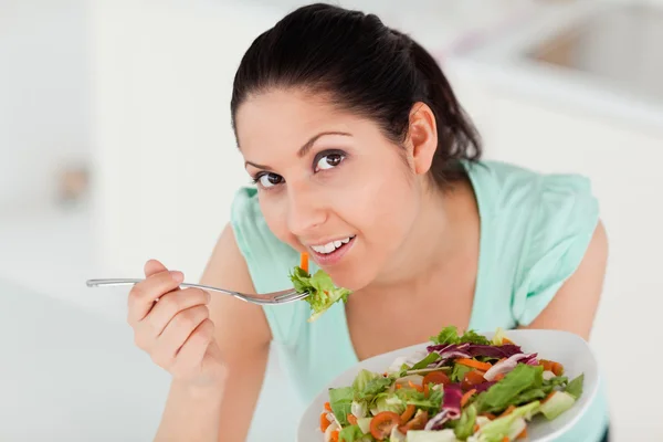 Bella donna mangiare insalata — Foto Stock