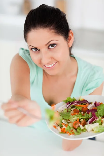 Leuke jonge vrouw biedt salade — Stockfoto