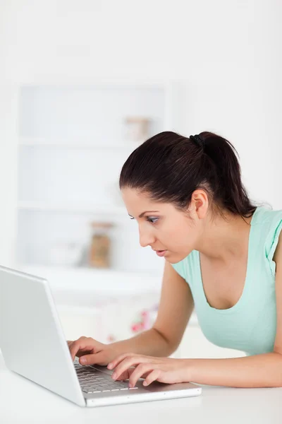 Fiatal nő focusedon laptop — Stock Fotó