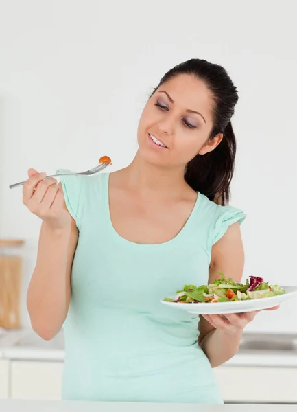 Eine junge Frau mit Salat — Stockfoto
