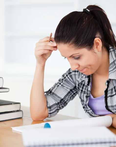 Junge Studentin konzentriert sich auf Hausaufgaben — Stockfoto