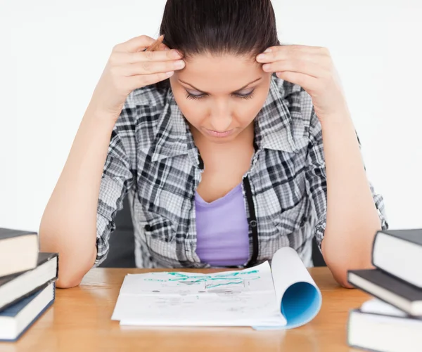 Estudante estressada fazendo seu dever de casa — Fotografia de Stock