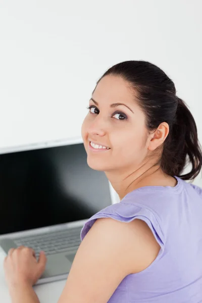 Wesoły młoda kobieta siedzi na laptopie — Zdjęcie stockowe
