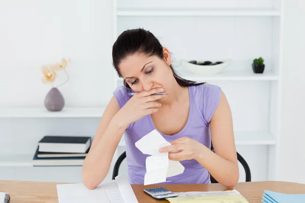 Stressed young woman doing banking — Stock Photo, Image