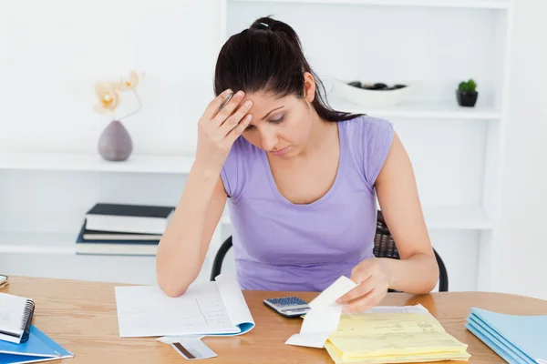 Frustrada jovem mulher contabilidade — Fotografia de Stock
