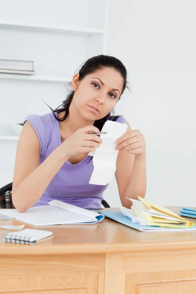 Entediado olhando mulher contabilidade — Fotografia de Stock