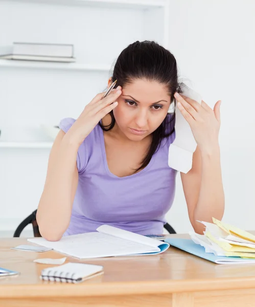 Jonge boekhoudkundige vrouw met een hoofdpijn — Stockfoto