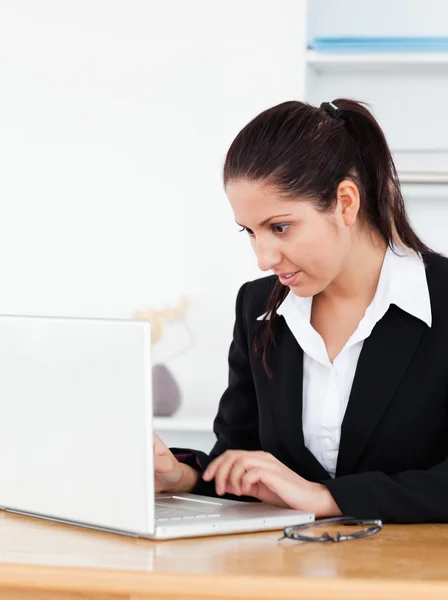 Ofis içinde laptop ile genç iş kadını — Stok fotoğraf
