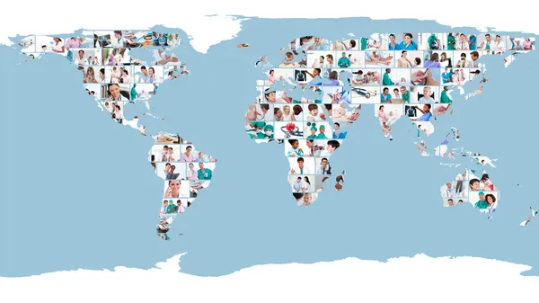 Immagini di medici che formano una mappa del mondo — Foto Stock