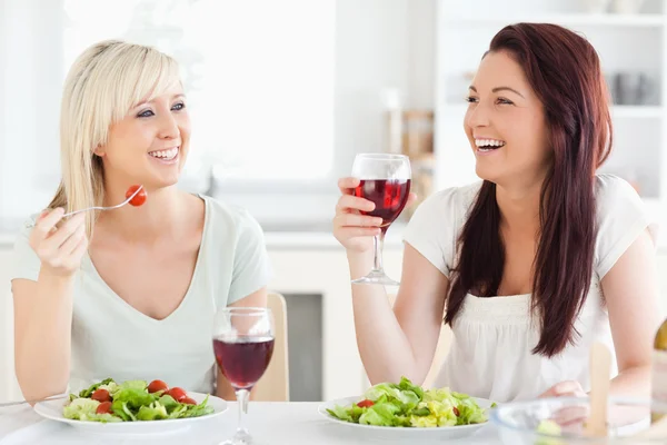 Mulheres jovens bebendo vinho — Fotografia de Stock