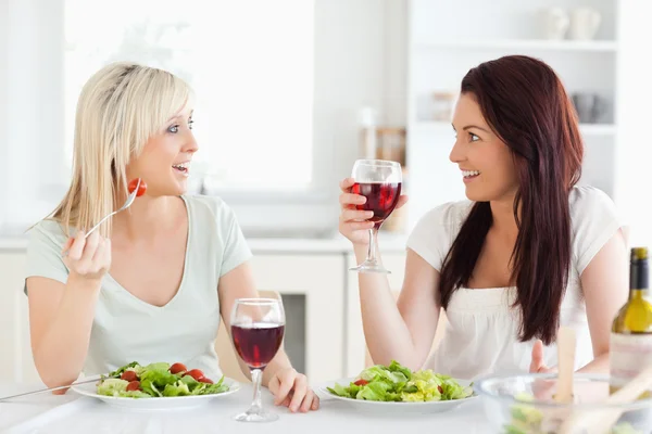 Des femmes charmantes buvant du vin — Photo