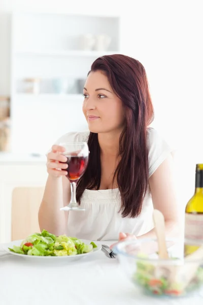 Närbild på en vackra kvinnor som dricker vin — Stockfoto