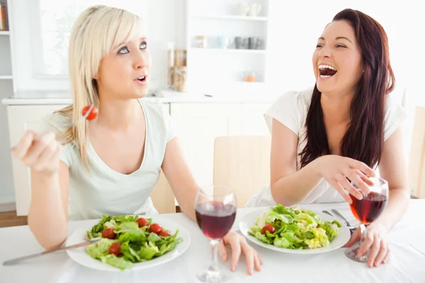 Porträtt av glada kvinnor äter sallad — Stockfoto