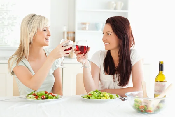 Uśmiechający się kobiety opiekania z wina — Zdjęcie stockowe