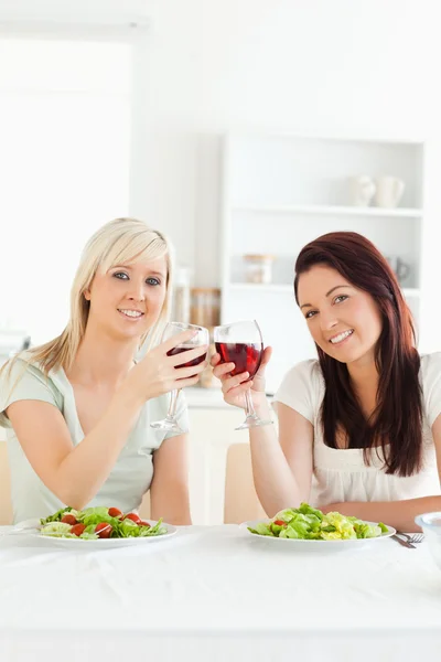 Милые женщины тосты с вином — стоковое фото