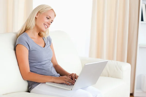 Lugn kvinna använder en bärbar dator — Stockfoto