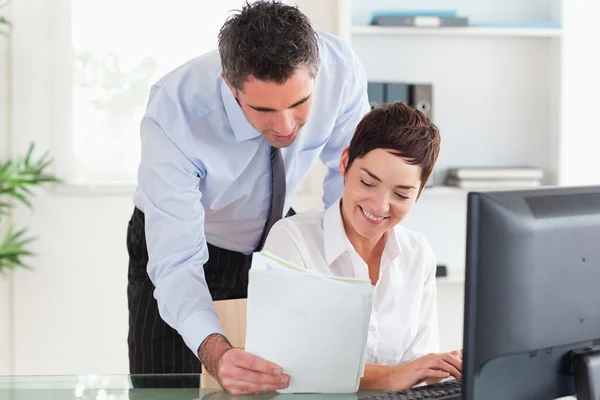 Businessman showing document to his colleague — Stock Photo, Image