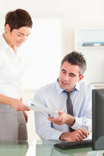 Portrait of a manager receiving a document from his employee — Stock Photo, Image