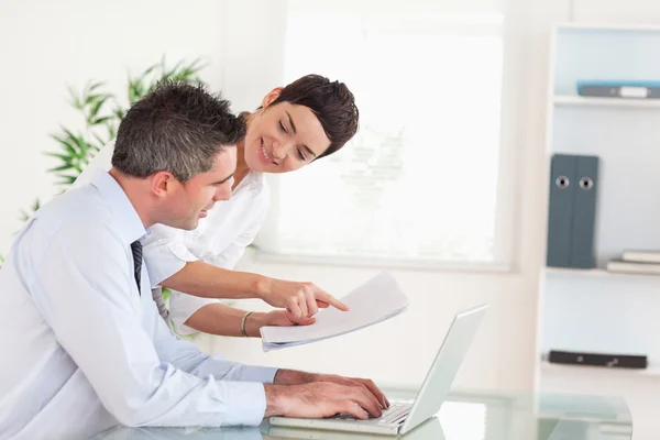 Office workers comparing a blueprint folder to an electronic one — Stock Photo, Image